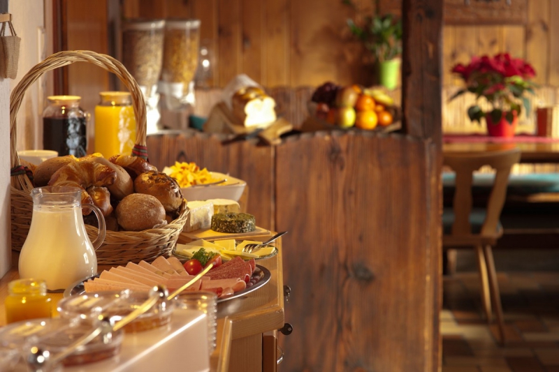 brasserie-GRIMAUD-min_breakfast_buffet_food_restaurant_meal_hotel_plate_fresh-718745